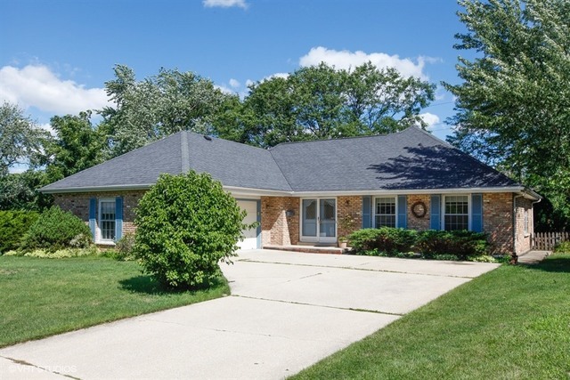 Property Photo:  1004 Longmeadow Lane  IL 60558 