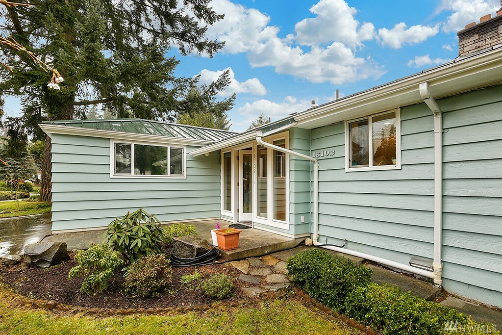 Property Photo:  16102 Ashworth Ave N  WA 98133 