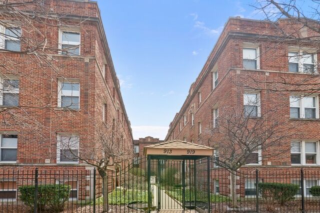 Property Photo:  917 Sunnyside Avenue 3S  IL 60640 