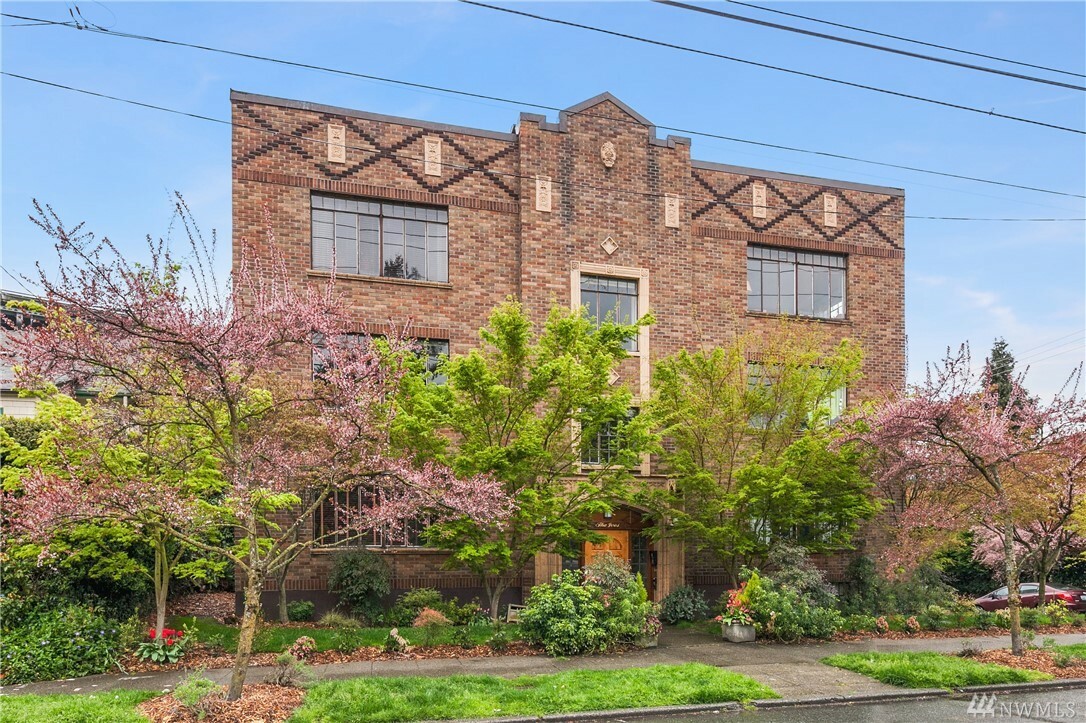 Property Photo: 3121 Franklin Ave E 24 WA 98102