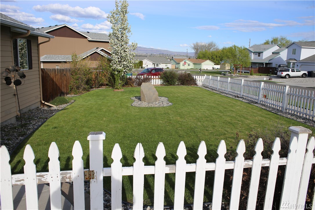 Property Photo: 650 Sally Dr WA 98801