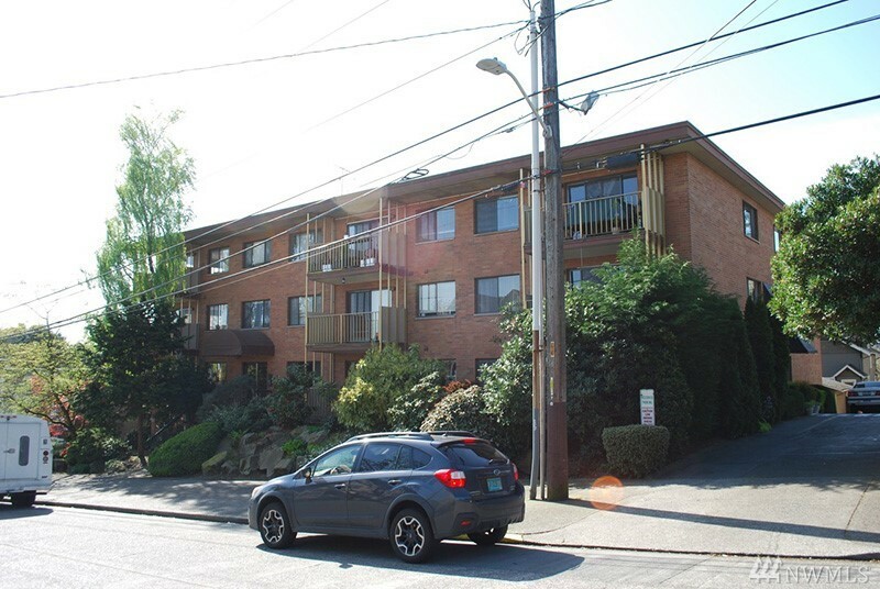 Property Photo: 911 N 73rd St 405 WA 98103