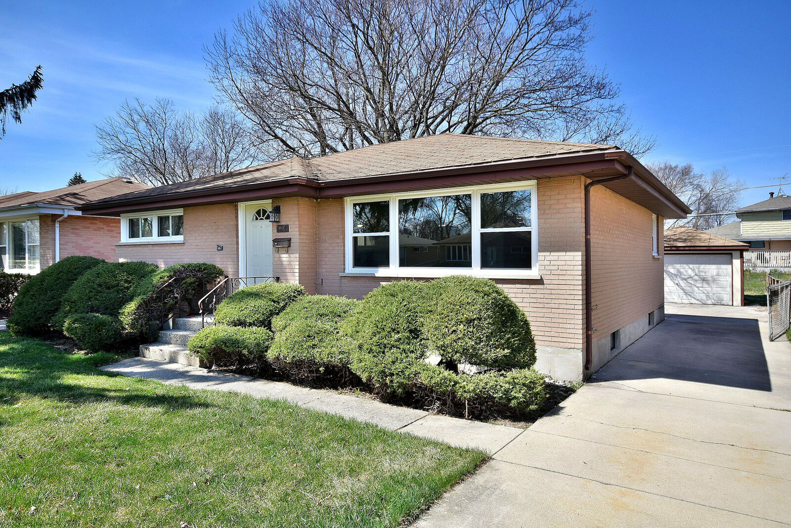 Property Photo: 124 Rosemont Avenue IL 60172