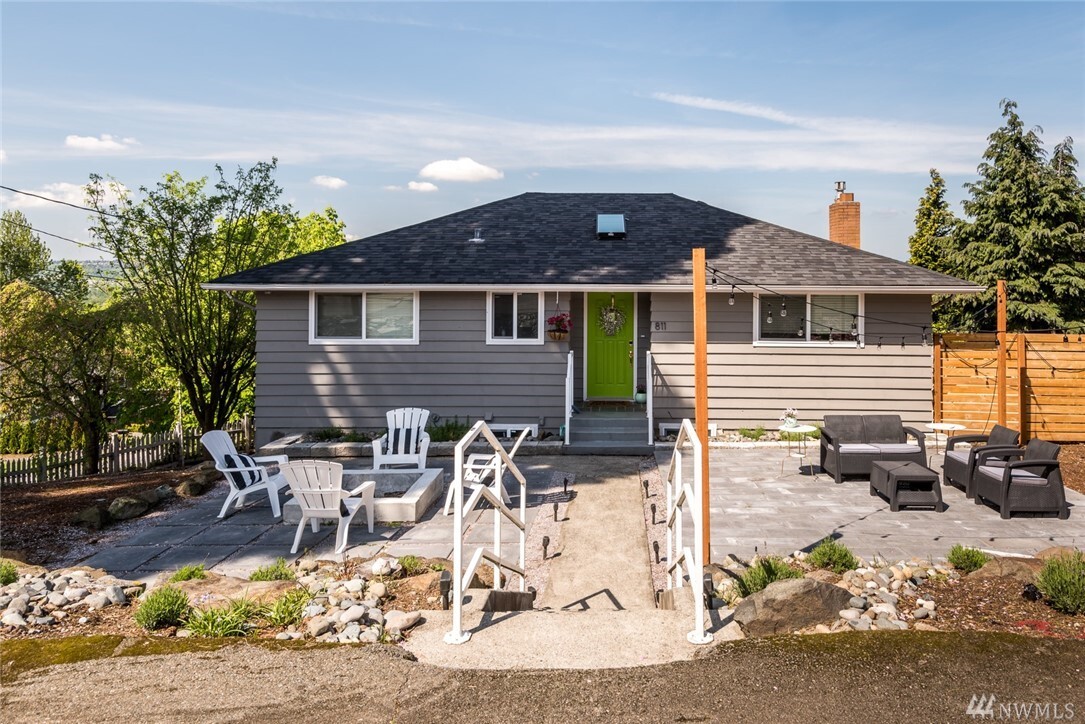 Property Photo: 811 Grant Ave S WA 98057