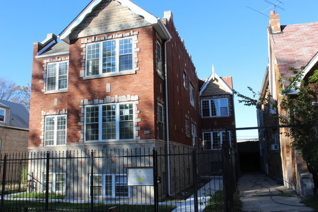 Property Photo: 4834 W Superior Street 2R IL 60644