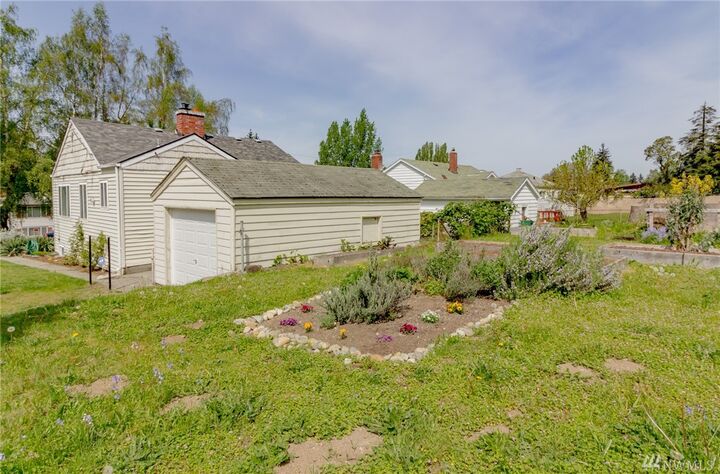 Property Photo:  11860 12th Ave S  WA 98168 