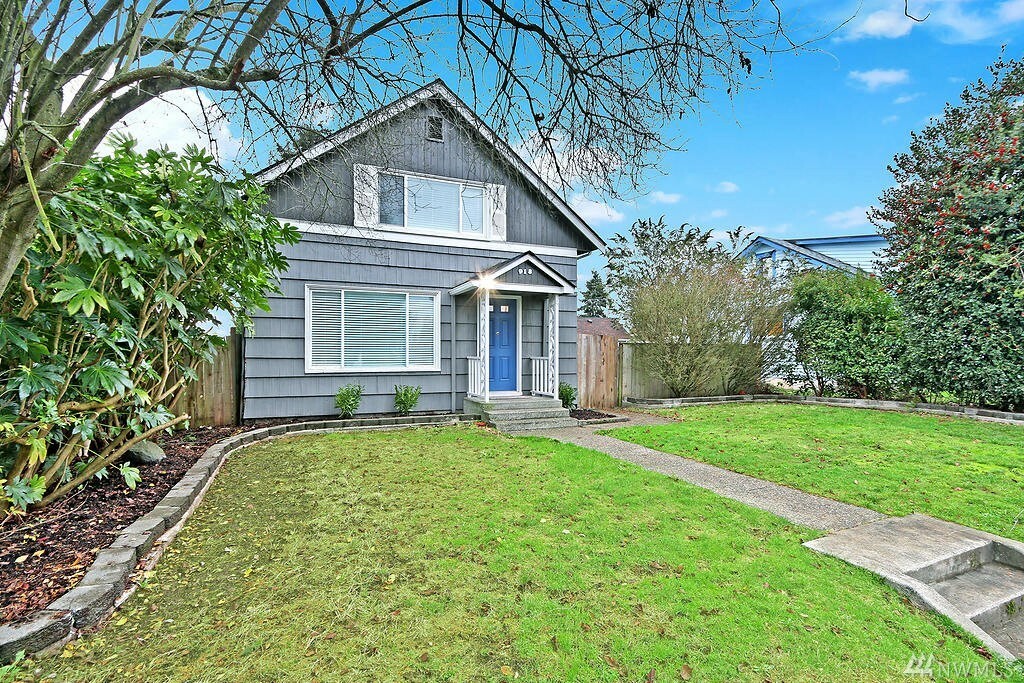 Property Photo:  918 Maple St  WA 98201 