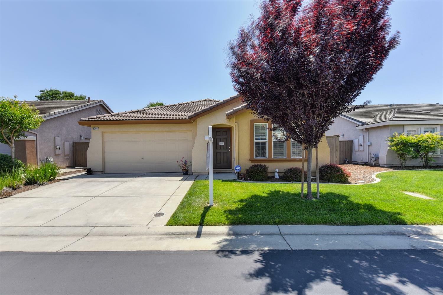 Property Photo:  1701 Blue Beaver Way  CA 95747 