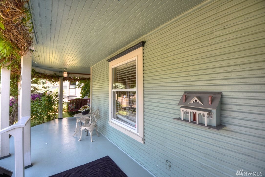 Property Photo: 109 18th Ave SW WA 98501