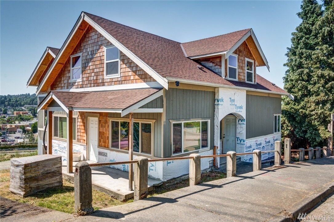 Property Photo: 339 Cedar Ave S WA 98057