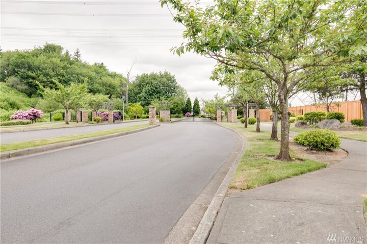 Property Photo:  3006 SE 8th St 1123  WA 98058 