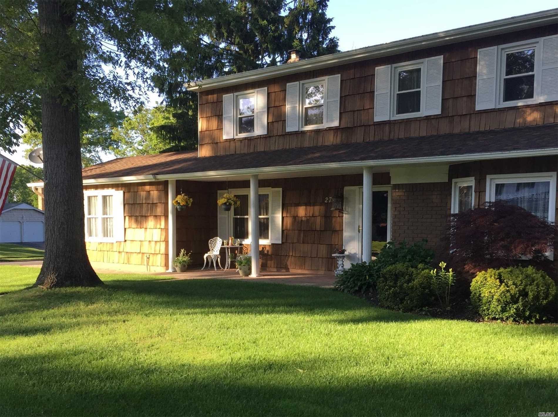 Property Photo:  27 Beaumont Lane  NY 11755 