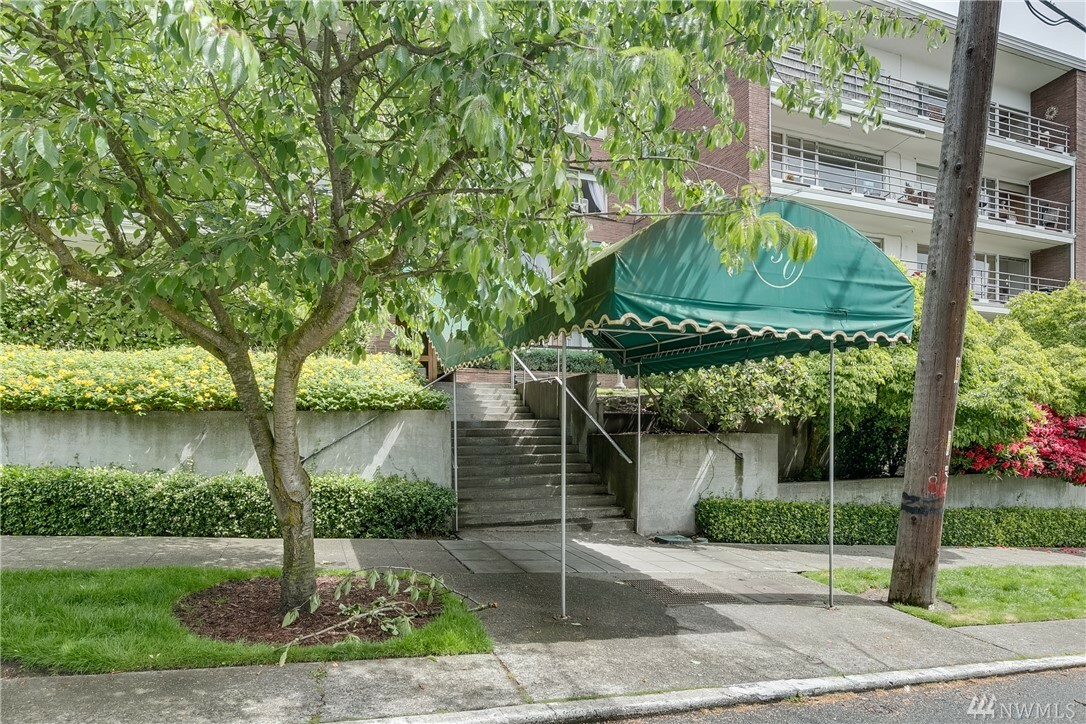 Property Photo: 530 W Olympic Place 407 WA 98119
