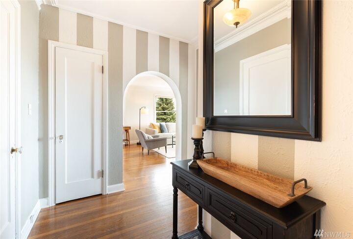 Property Photo:  1902 Bigelow Ave N 302  WA 98109 