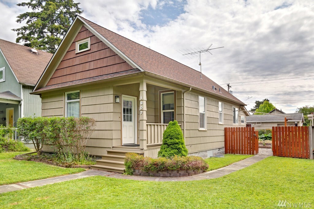 Property Photo:  1607 McDougall Ave  WA 98201 