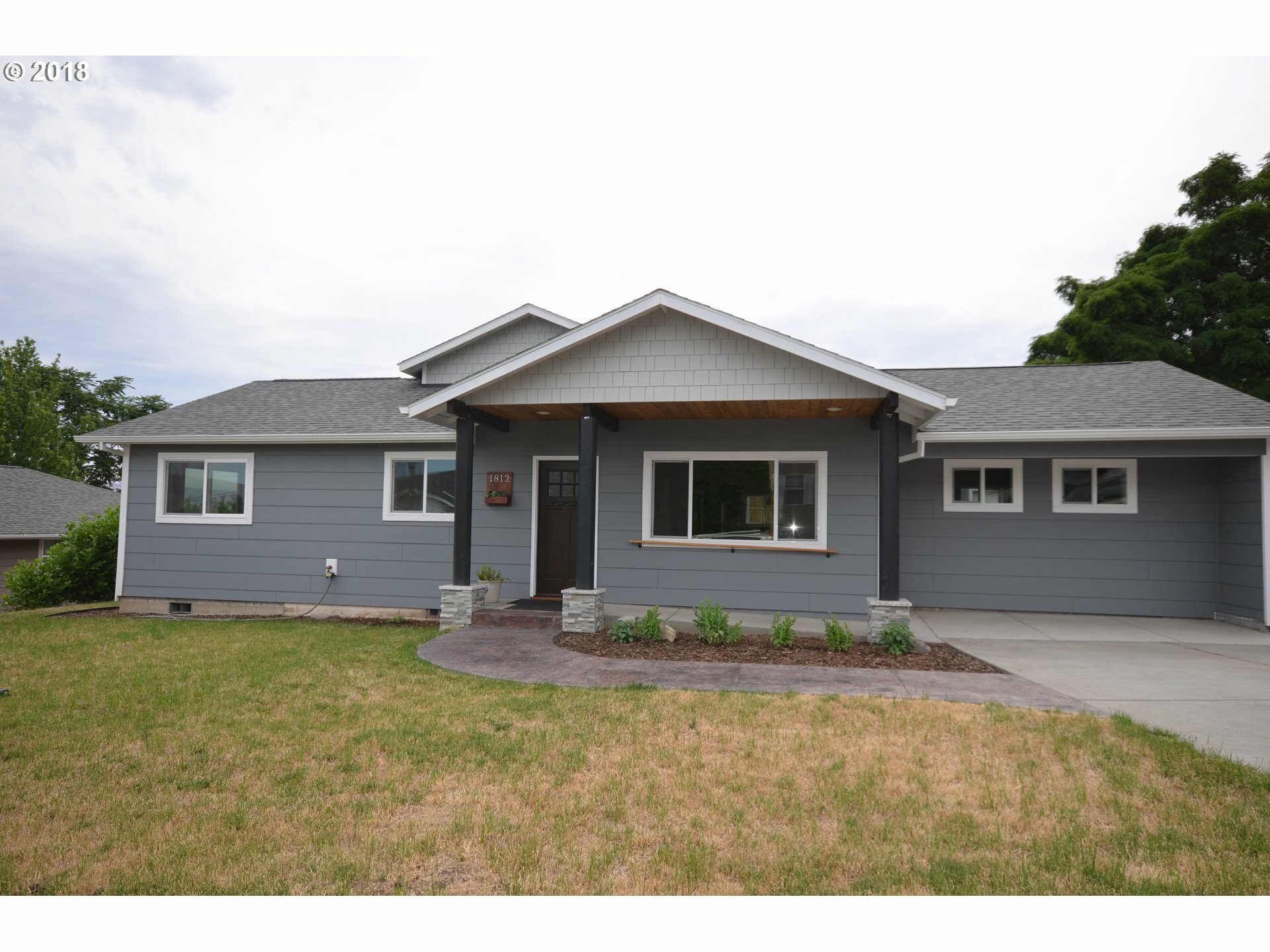 Property Photo: 1812 Roberts St OR 97058
