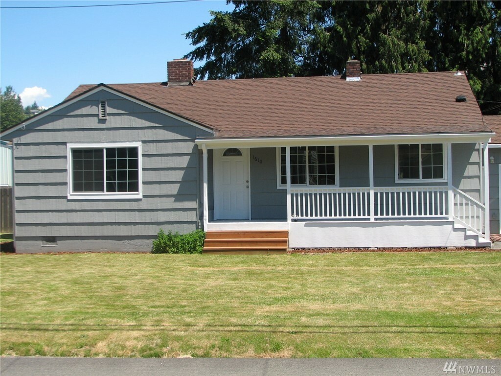 Property Photo:  1610 N 2nd Ave  WA 98626 