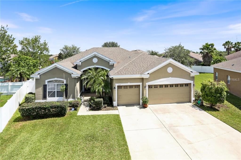Property Photo: 1619 Hookbill Court FL 32837