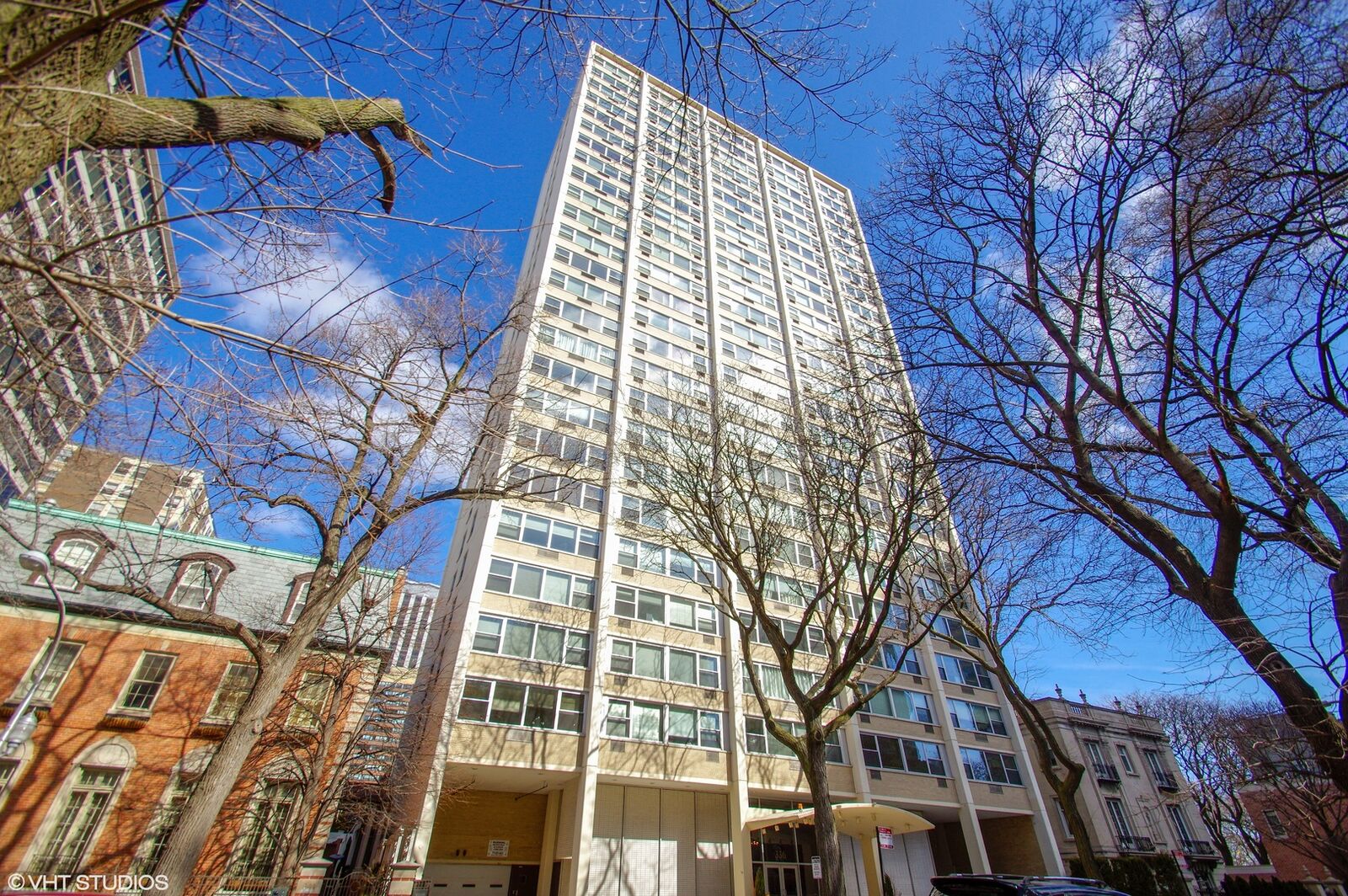 Property Photo: 336 W Wellington Avenue 902 IL 60657