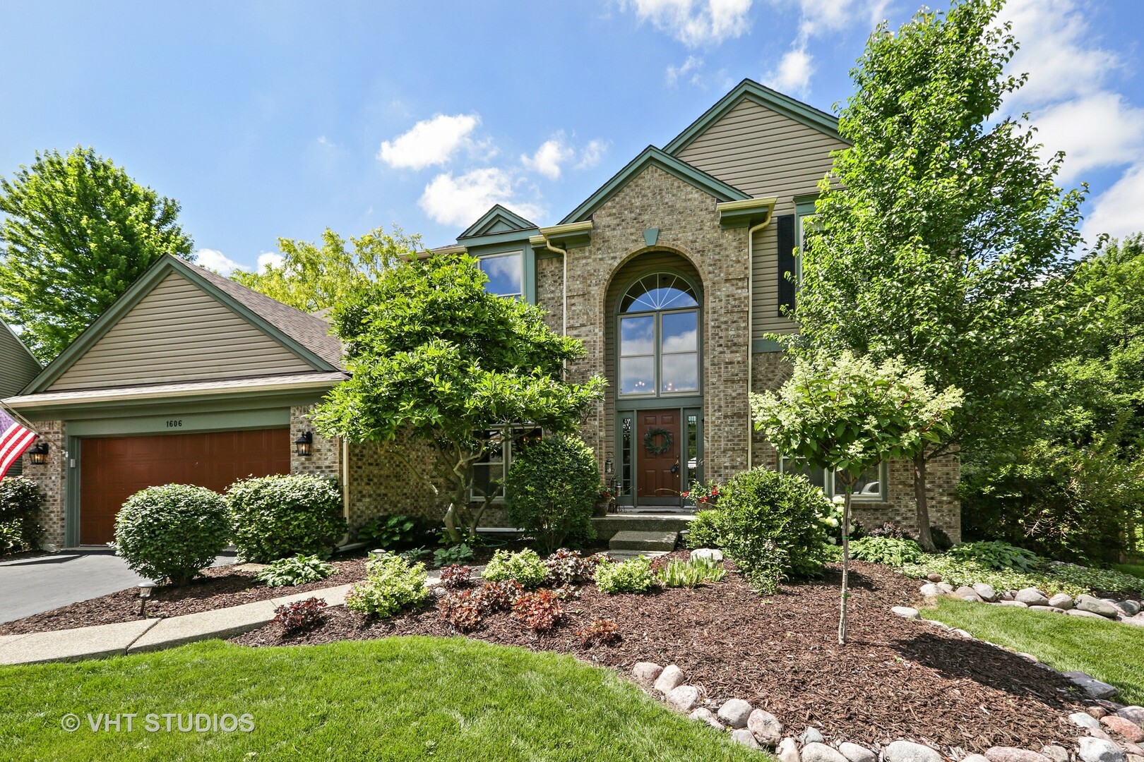 Property Photo:  1606 Dogwood Drive  IL 60014 