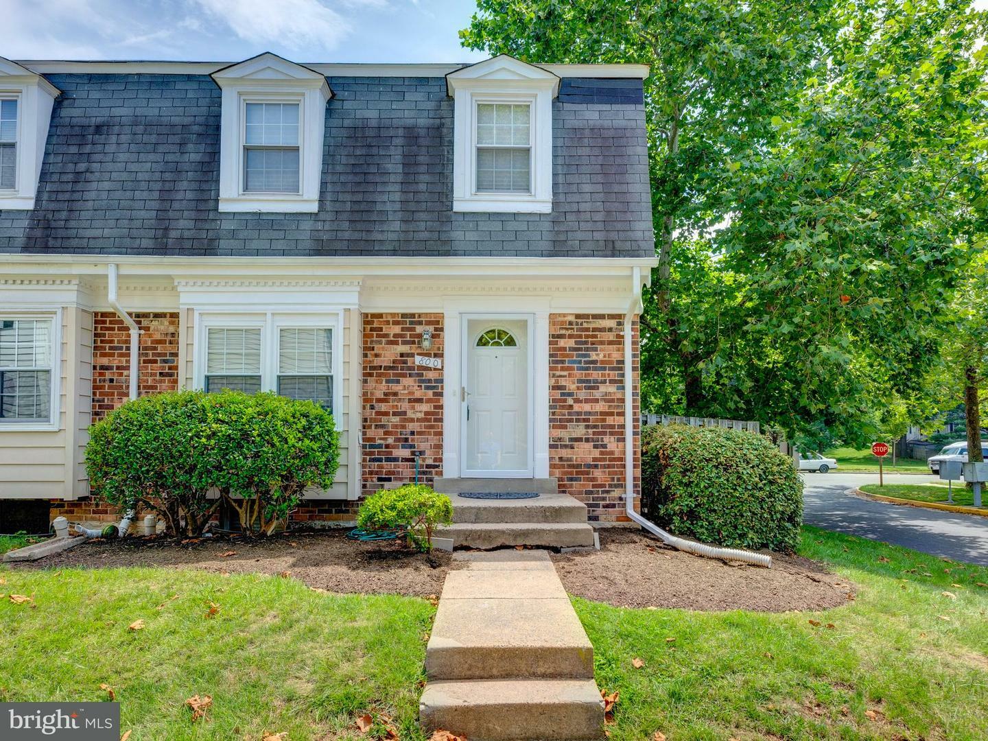 Property Photo:  800 Sycamore Court  VA 20170 