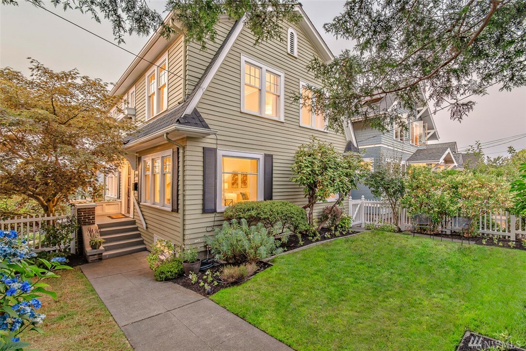 Property Photo:  2602 Queen Anne Ave N  WA 98109 