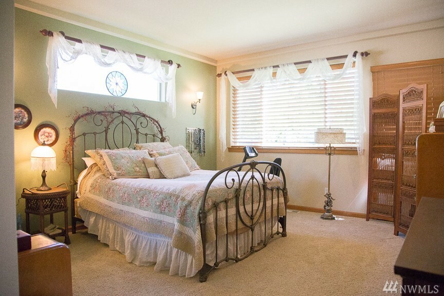 Property Photo: 305 E 11th St WA 98290