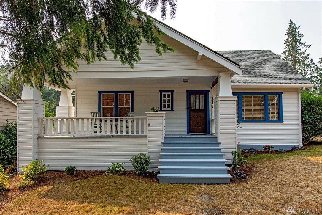 Property Photo:  1851 N 200th St  WA 98133 