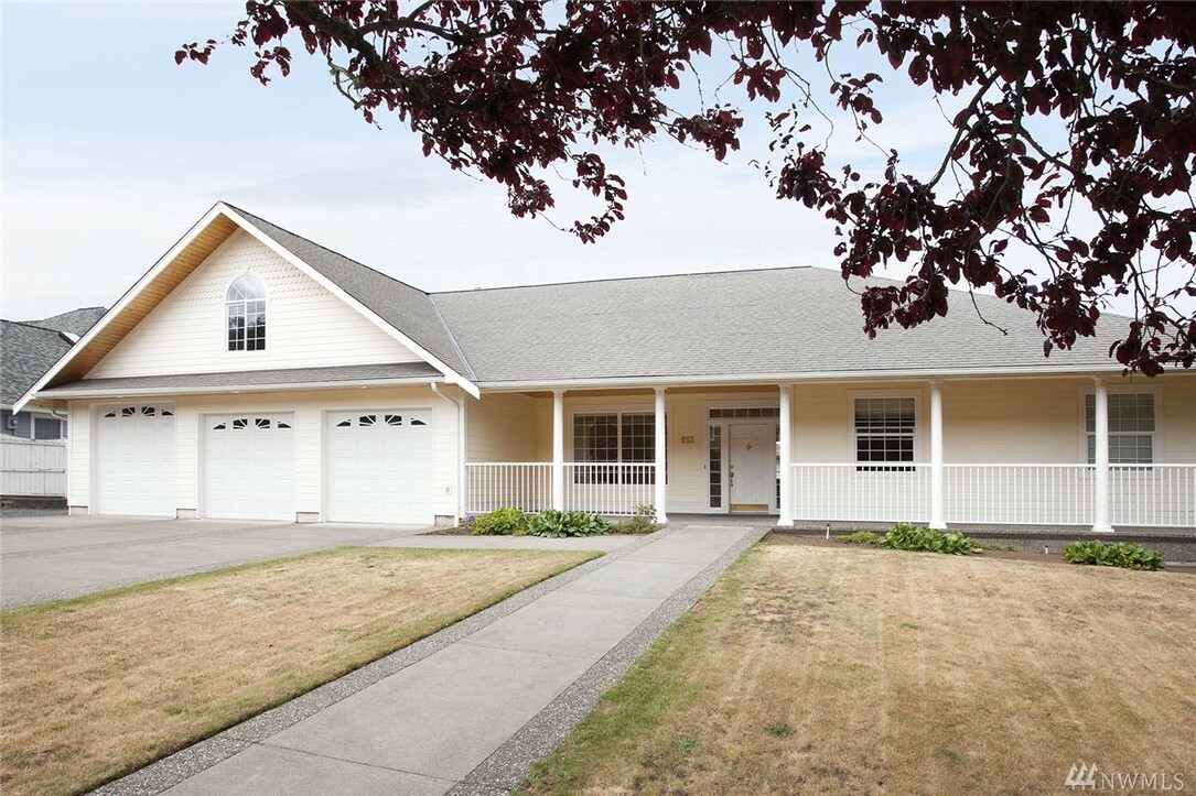 Property Photo:  912 40th St  WA 98229 