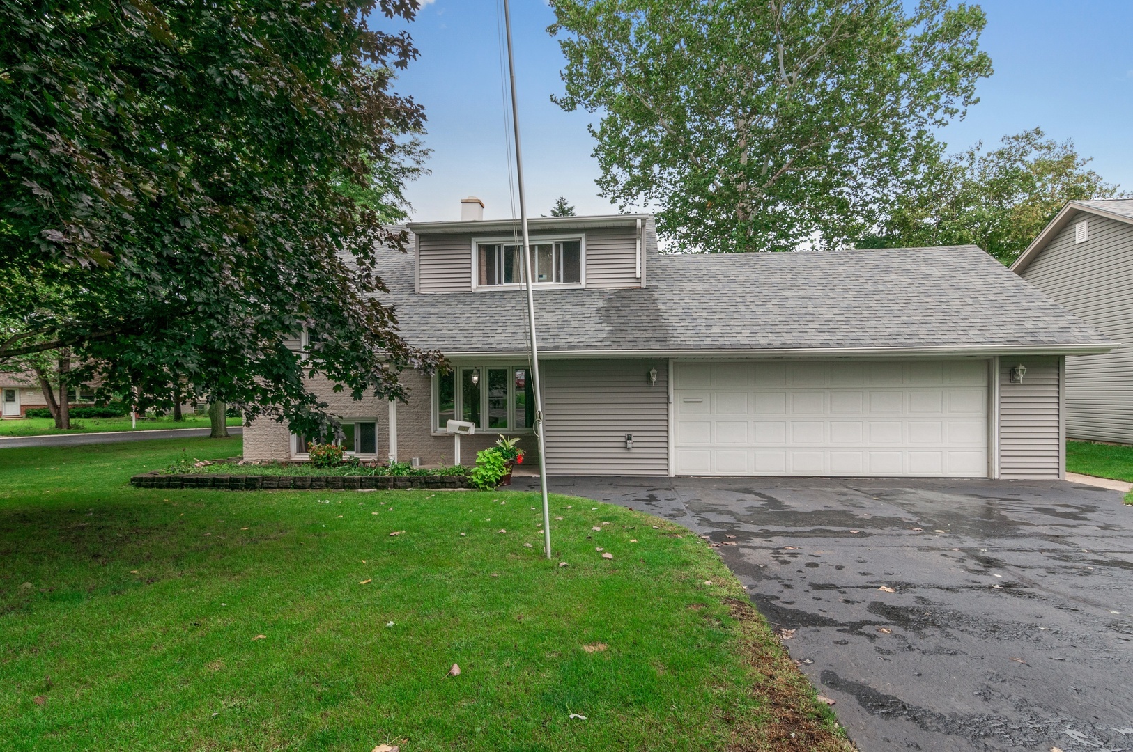 Property Photo: 507 Westwood Drive IL 60187