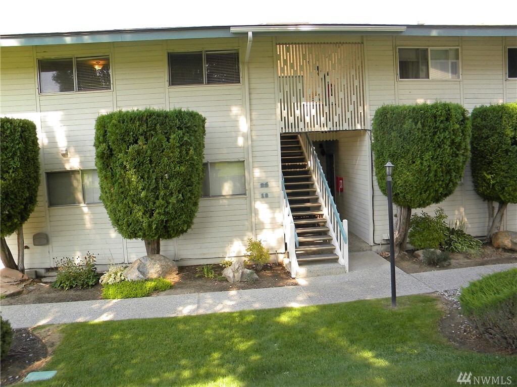 Property Photo: 10 S Cove WA 98801
