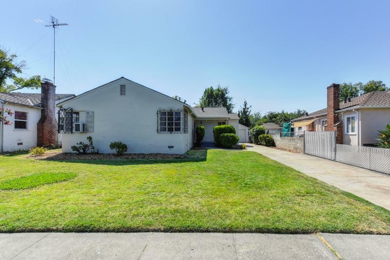 Property Photo: 712 Flint Way CA 95818