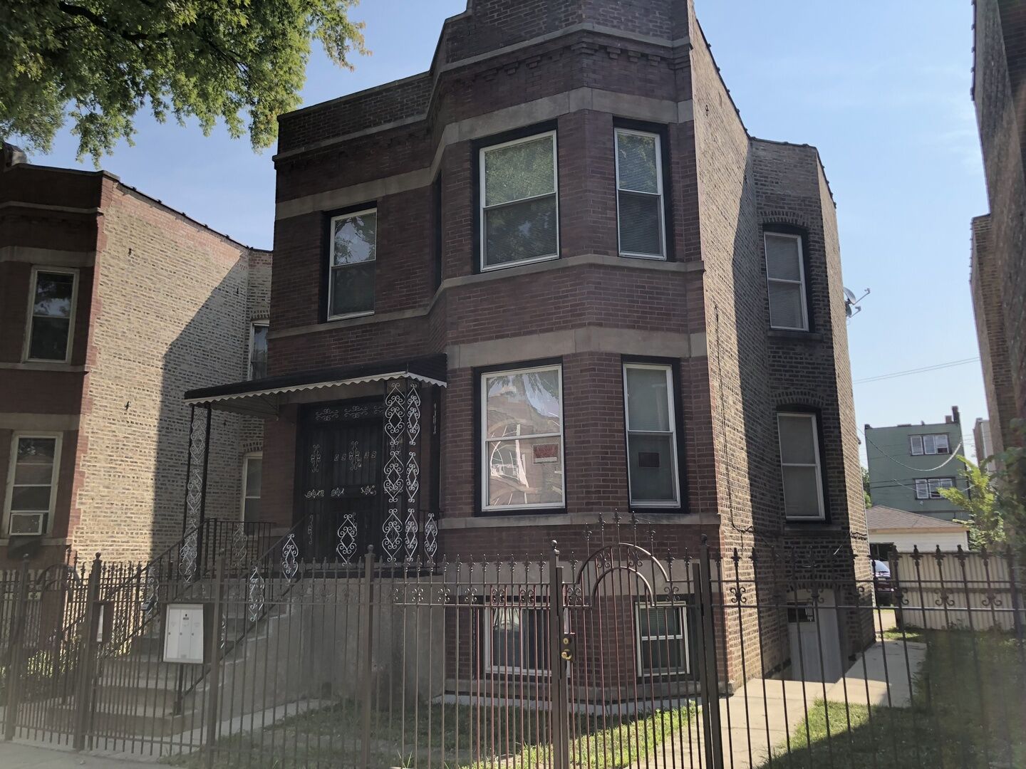 Property Photo: 939 Avers Avenue 2 IL 60651