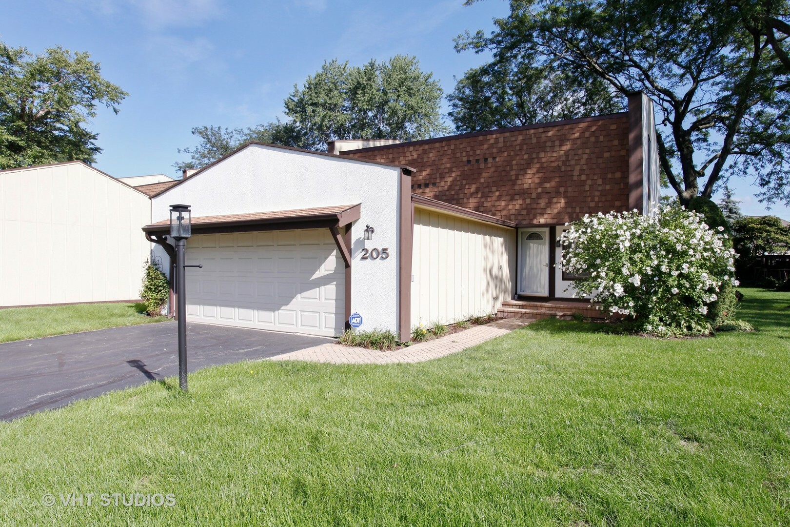 Property Photo:  205 Cascade Drive  IL 60525 