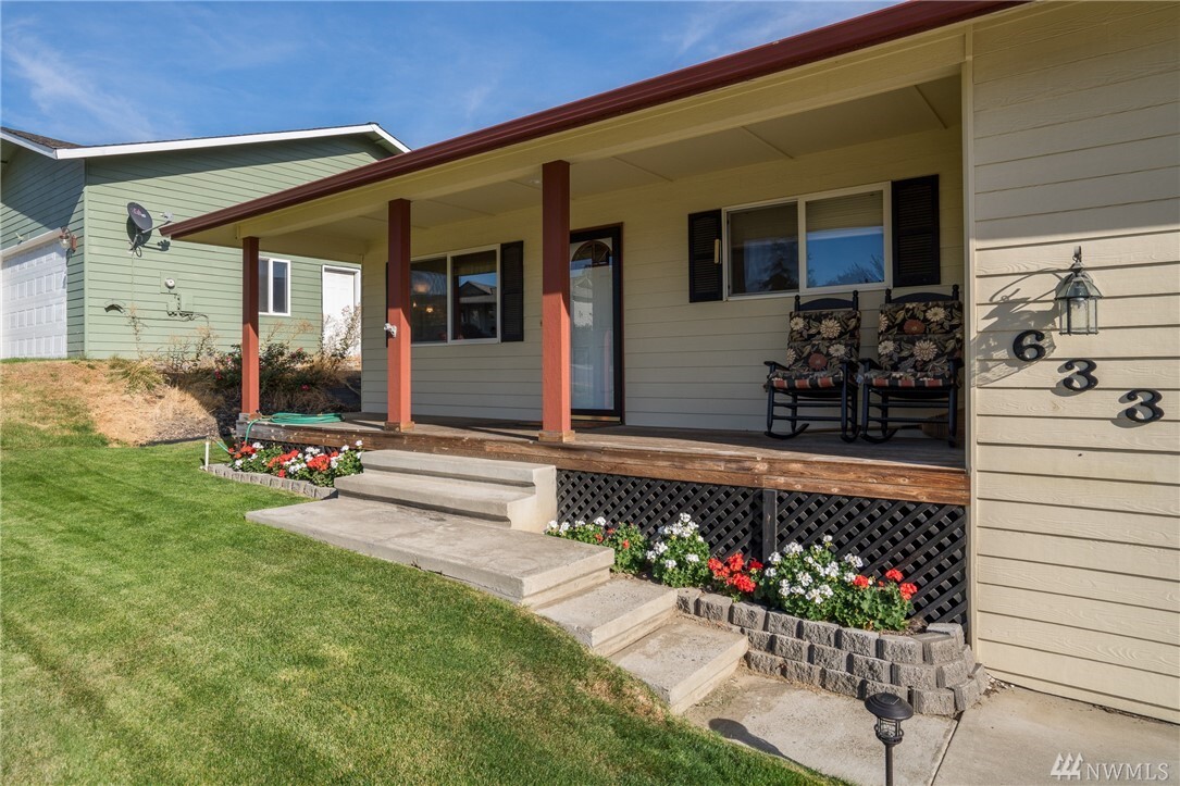 Property Photo:  633 S Lawler St  WA 98802 