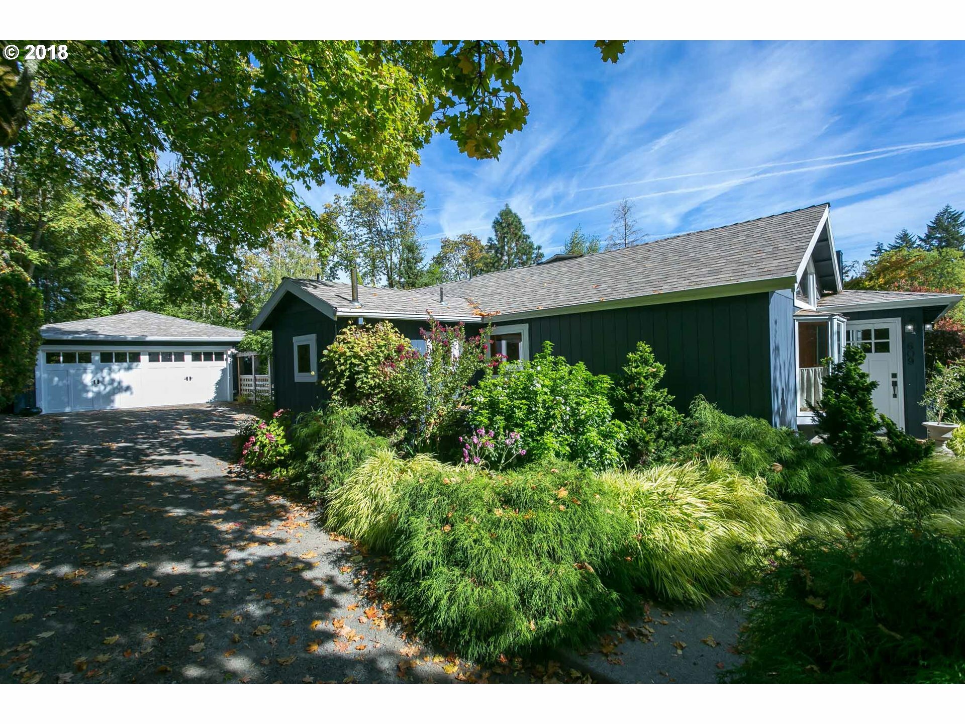 609 SW Maplecrest Ct  Portland OR 97219 photo