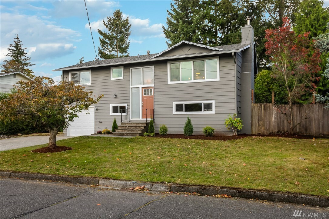 Property Photo:  1701 Edmonds Wy SE  WA 98058 