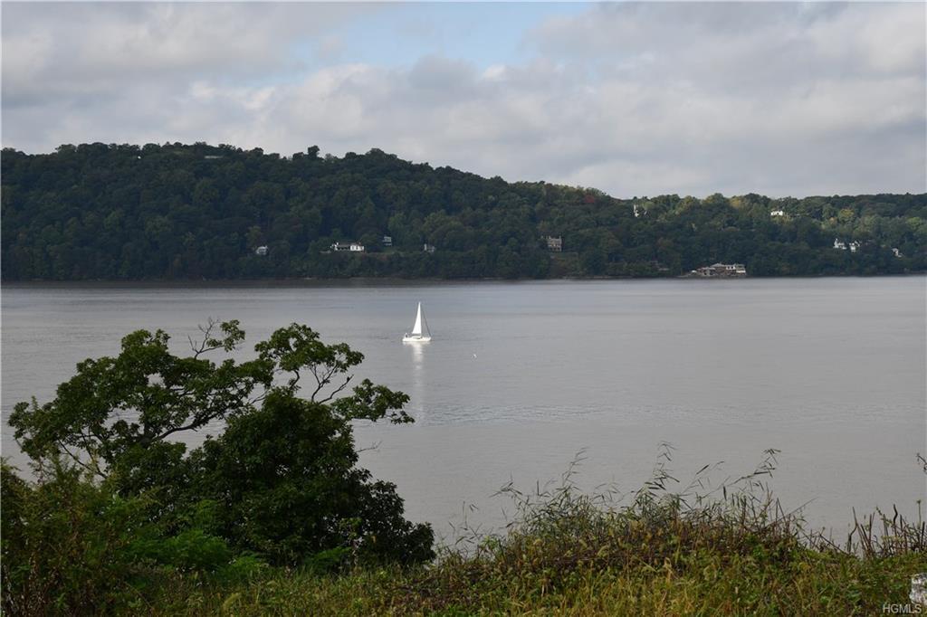Property Photo: 11 Fairlawn Avenue NY 10522