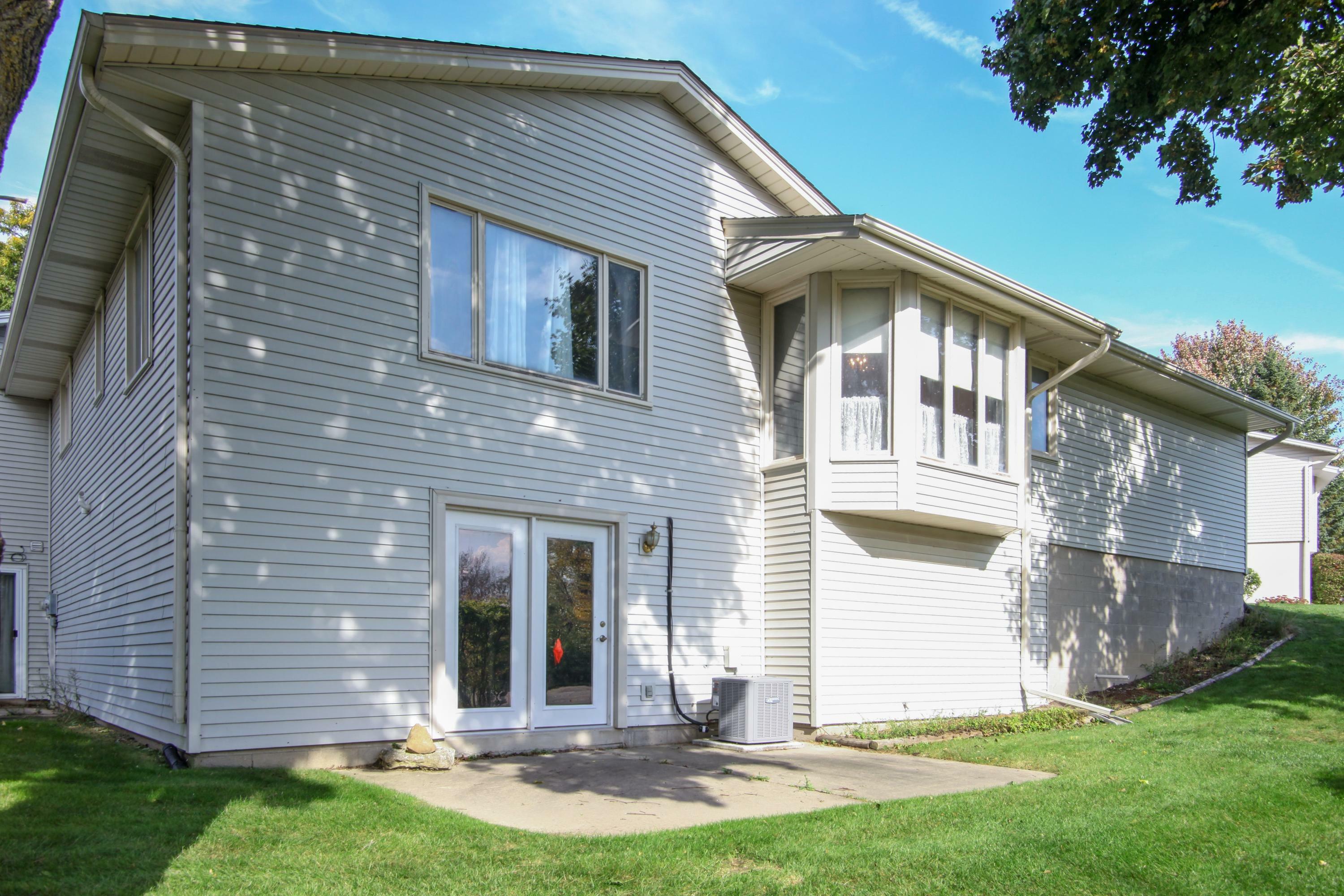 Property Photo:  742 Tamarack Dr W  WI 53095 