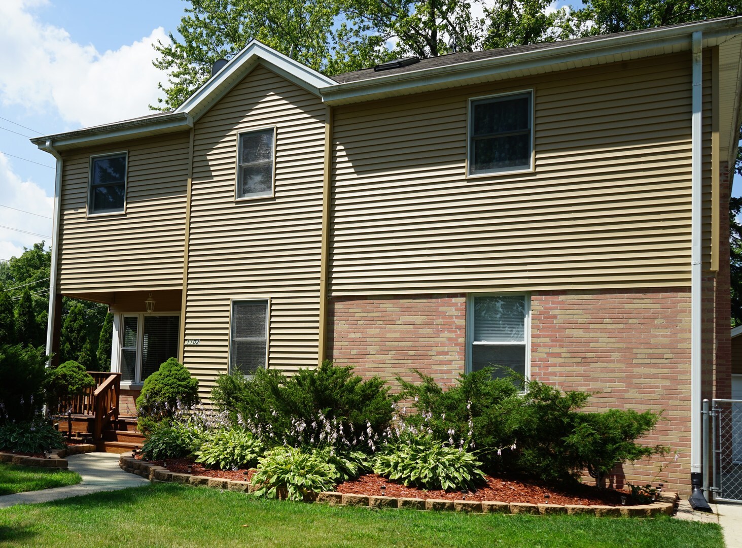Property Photo: 1102 North Beverly Lane IL 60004