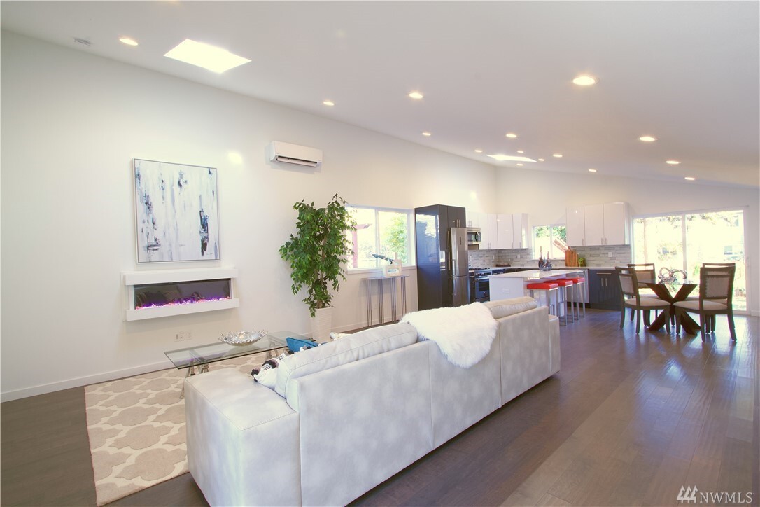 Property Photo: 13712 Palatine Avenue N WA 98133