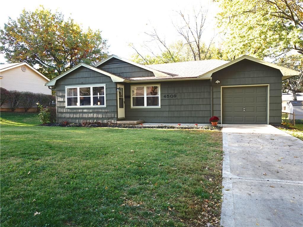 Property Photo: 4509 E 114th Terrace MO 64137