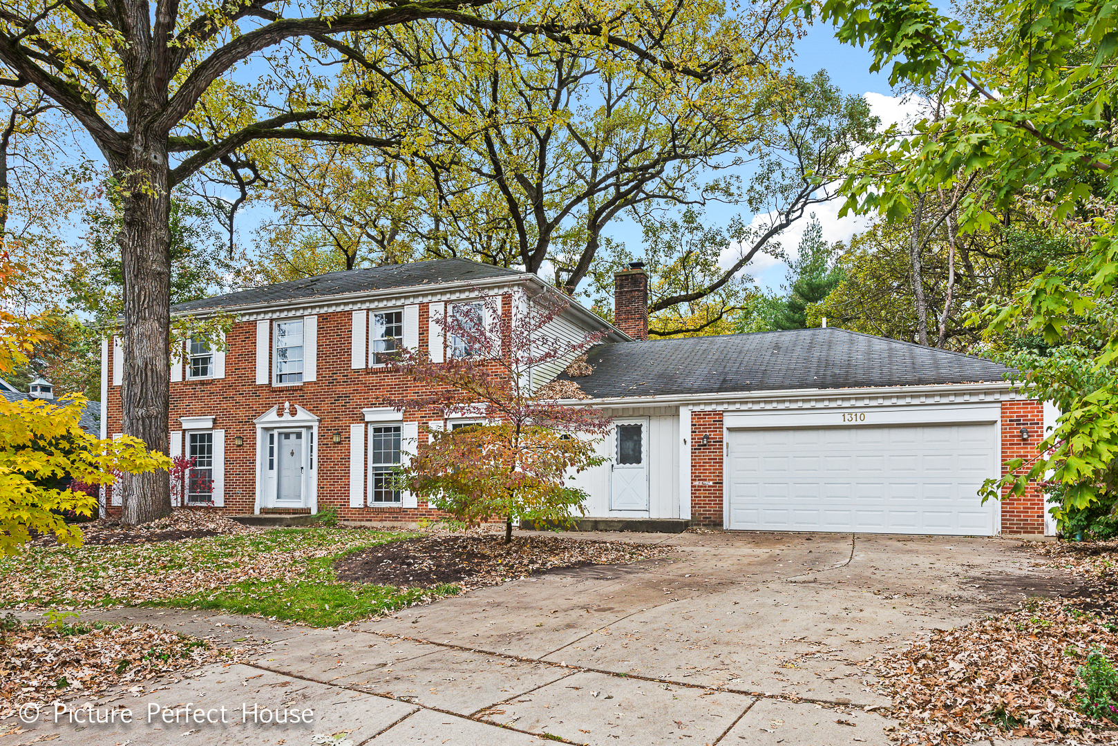 Property Photo:  1310 Pin Oak Court  IL 60189 