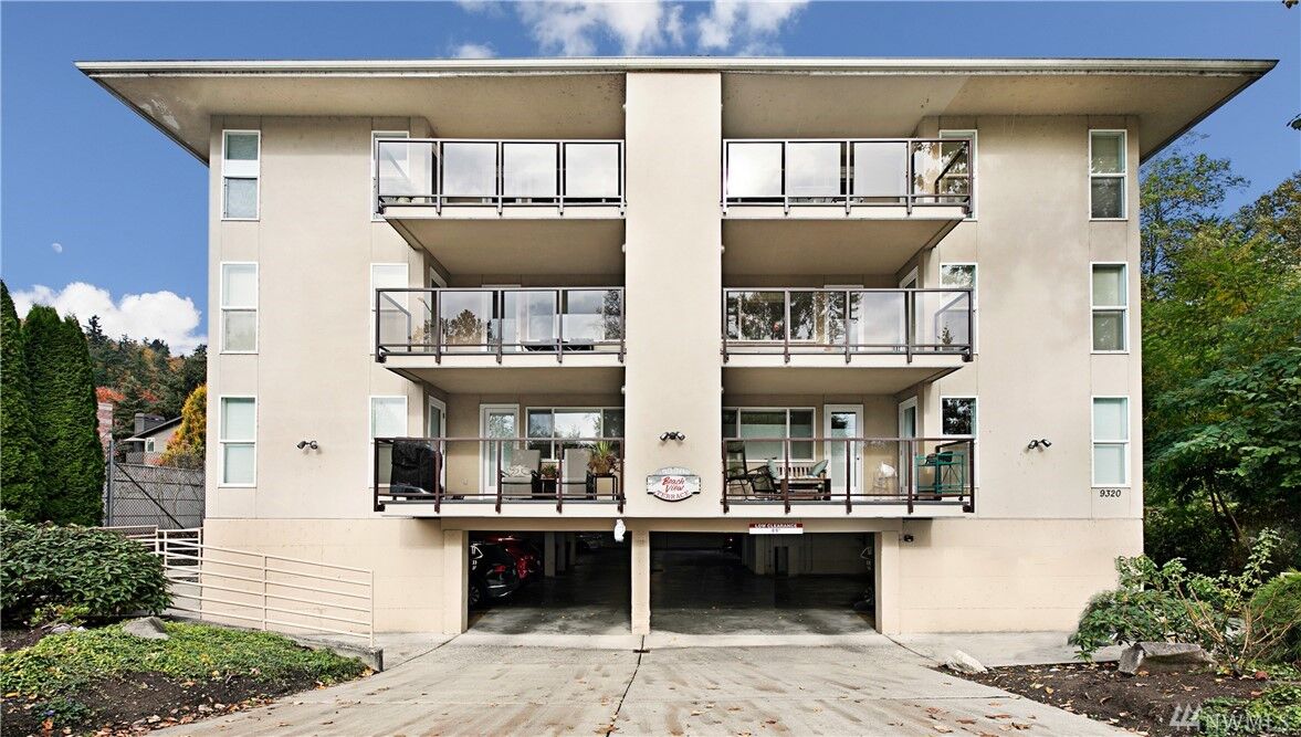 Property Photo: 9320 Juanita Dr 1B WA 98034