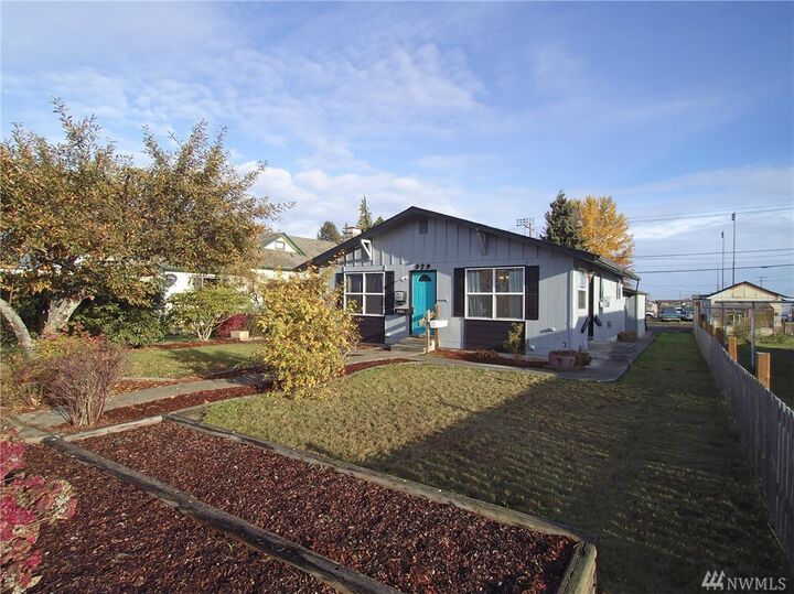 Property Photo: 929 E 5th St WA 98362