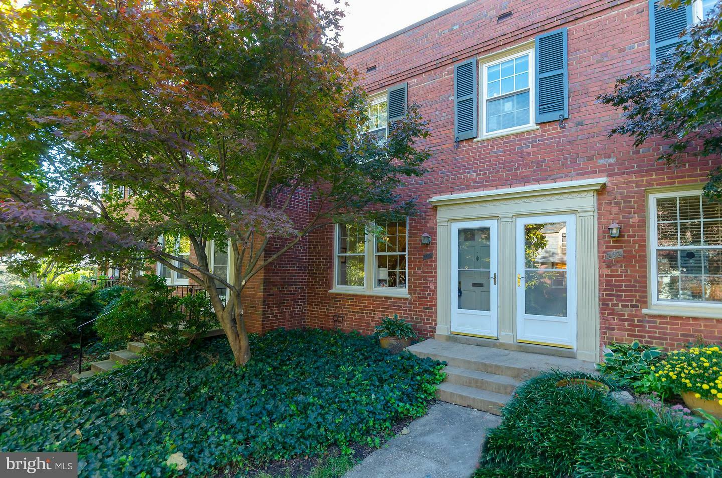 Property Photo: 1100 S Barton Street 293 VA 22204