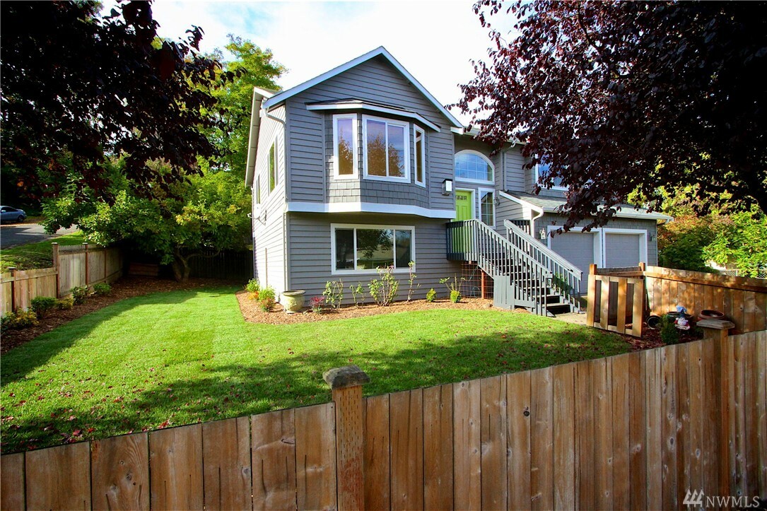 Property Photo:  728 SW Austin St  WA 98106 