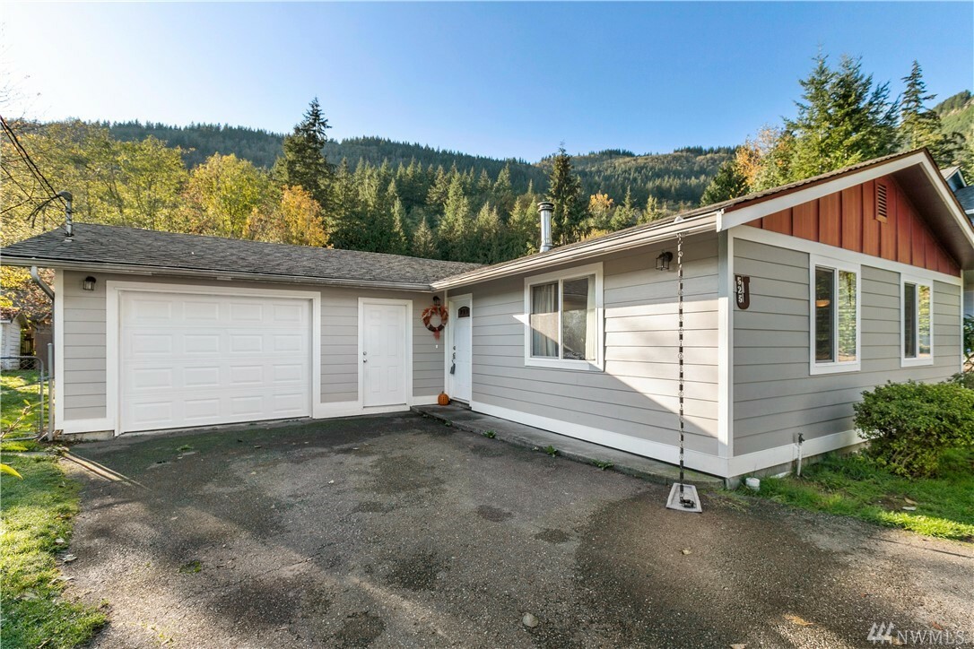 Property Photo:  525 Wildwood Dr  WA 98248 