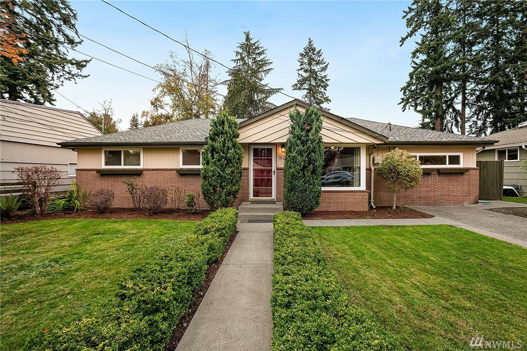 Property Photo:  1620 N 190th St  WA 98133 