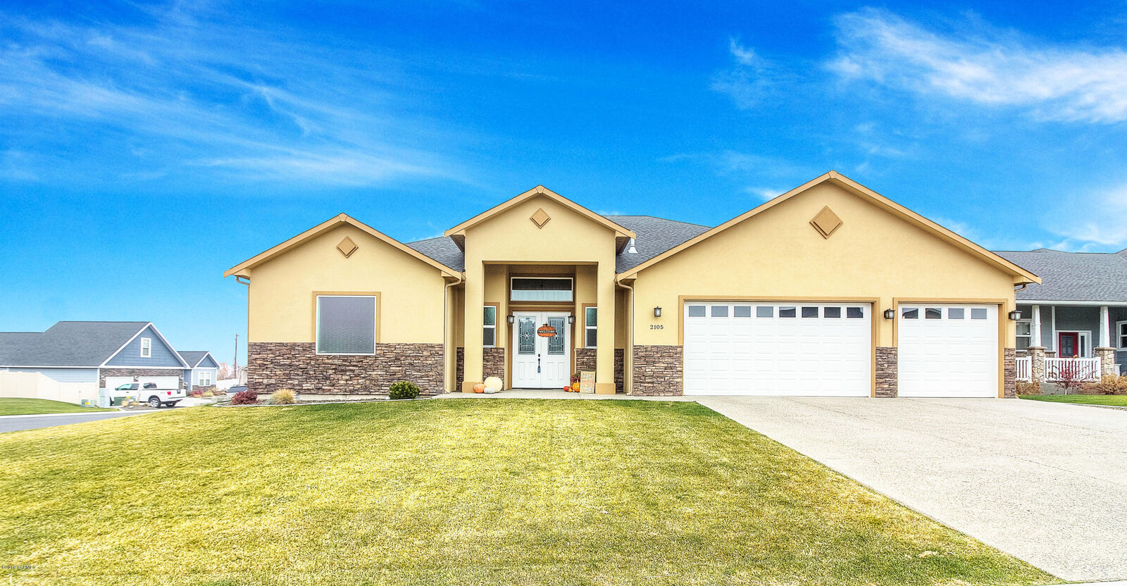Property Photo:  2105 Diamond Way  WA 98903 